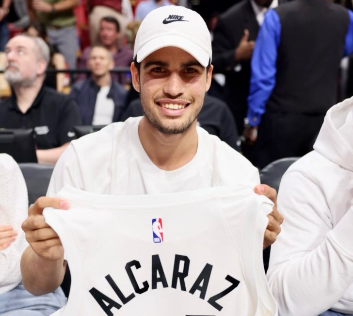 Carlos Alcaraz, con una camiseta de la NBA con su apellido. Foto: CA - 