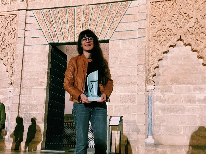 La artista Natalia Lobato en la entrega del premio en Sevilla.  - 