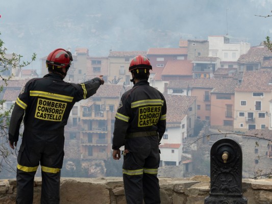 Los trabajos nocturnos impiden el avance del perímetro del fuego en el Alto Mijares