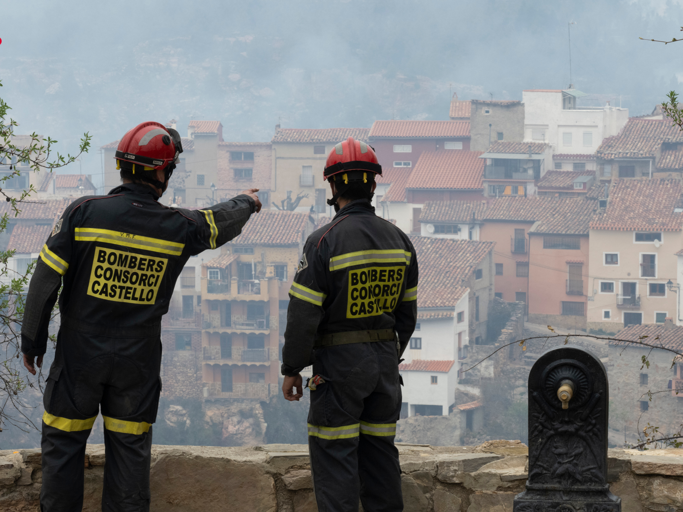 Los trabajos nocturnos impiden el avance del perímetro del fuego en el Alto Mijares