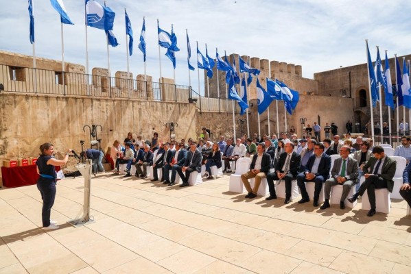 Homenaje en Cullera a los ocho únicos municipios que han recibido el distintivo 'Bandera Azul'