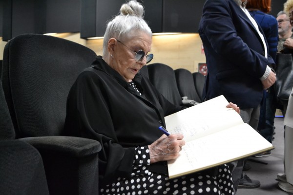 Lola Herrera: “Ver teatro en diferido es un delito”