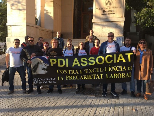 Profesores asociados se concentran frente al rectorado de la UV en repulsa a la LOSU