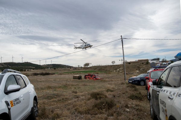El Gobierno envía cinco aeronaves y tres brigadas a extinguir el fuego en Villanueva de Viver