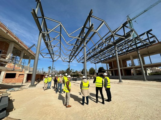 El pabellón polideportivo de San Vicente avanza: instala la cubierta y se inaugurará a final de 2023