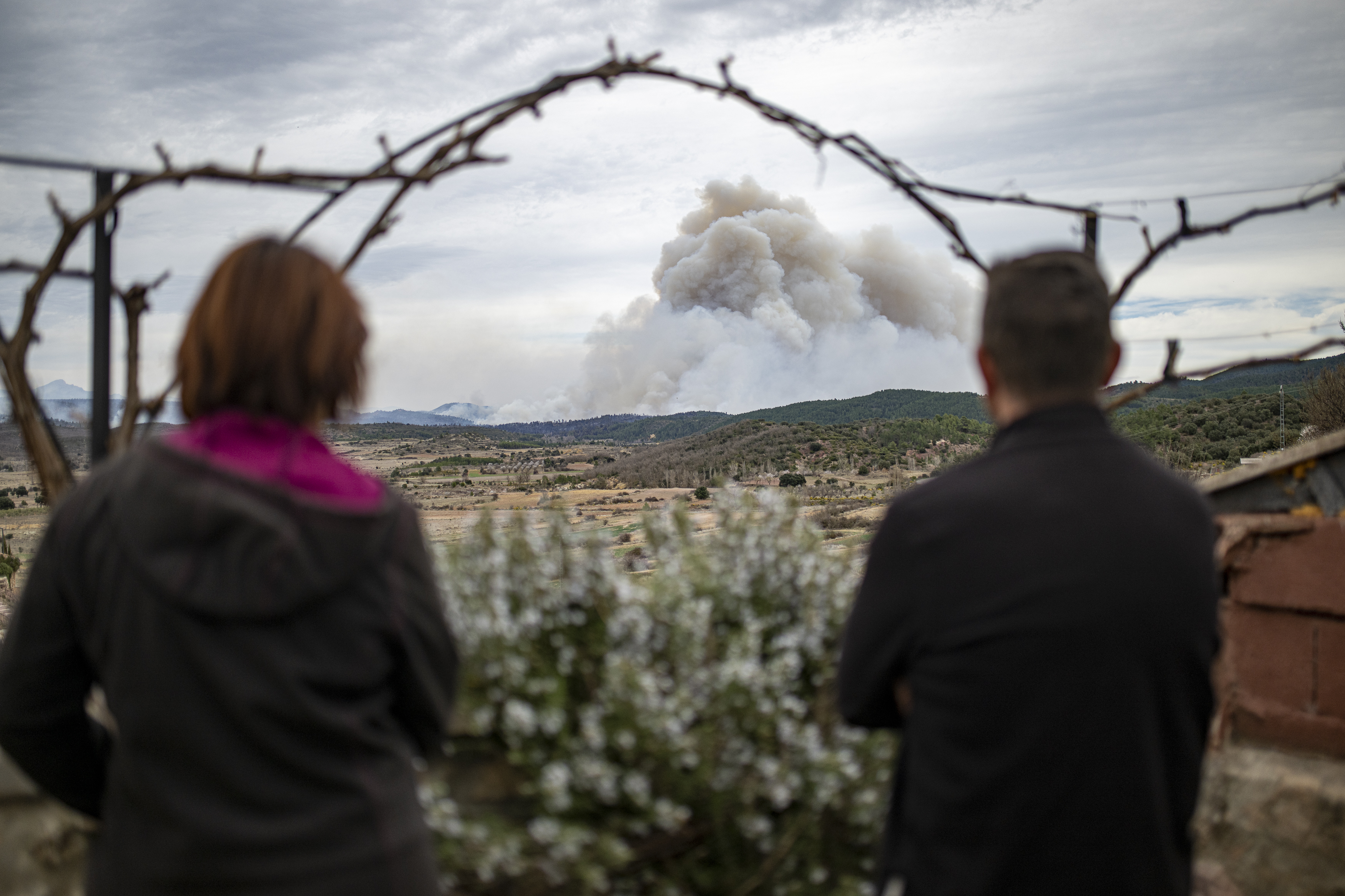 El fuego de Villanueva de Viver afecta ya a 3.500 hectáreas en un perímetro de 30 kilómetros