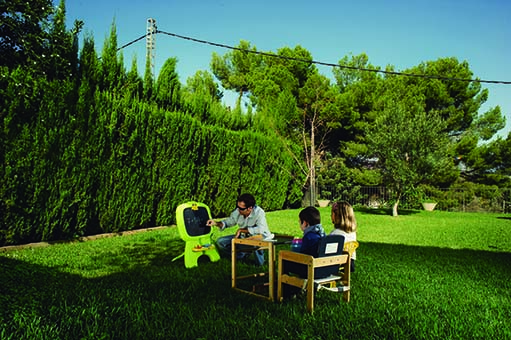 Un padre da una clases a sus hijos en en el jardín de su casa (DANIEL DUART) - 