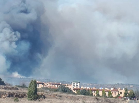 El fuego de Villanueva de Viver afecta ya a 3.500 hectáreas en un perímetro de 30 kilómetros

