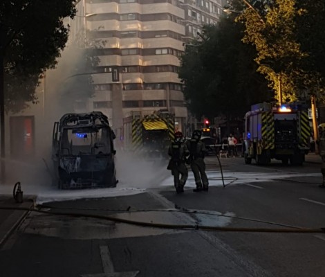 Alarma en el centro de Murcia por el incendio de un autobús que obliga a cortar la Gran Vía