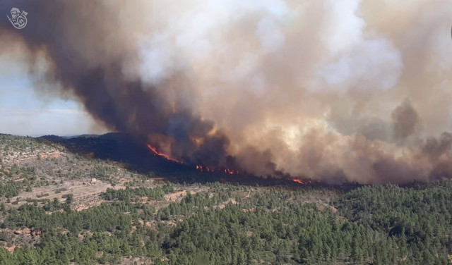 El incendio que azota Villanueva de Viver obliga a evacuar ocho poblaciones

