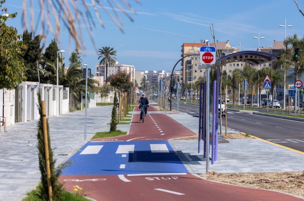 Gandia finaliza las obras de mejora de la única vía que conecta directamente la ciudad y la playa