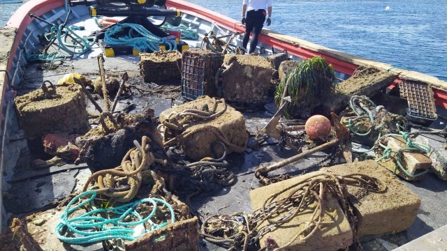 Los vecinos de La Azohía muestran su queja a Costas por la retirada de los anclajes del fondeadero sin ser avisados 