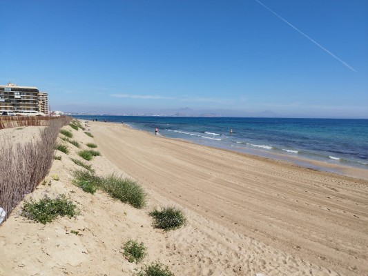 Las playas de Elche se preparan para Semana Santa: servicios de socorrismo, dos ambulancias y dos chiringuitos