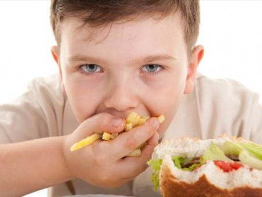 El 90% de los niños y adolescentes españoles ingiere más grasas saturadas de las recomendadas