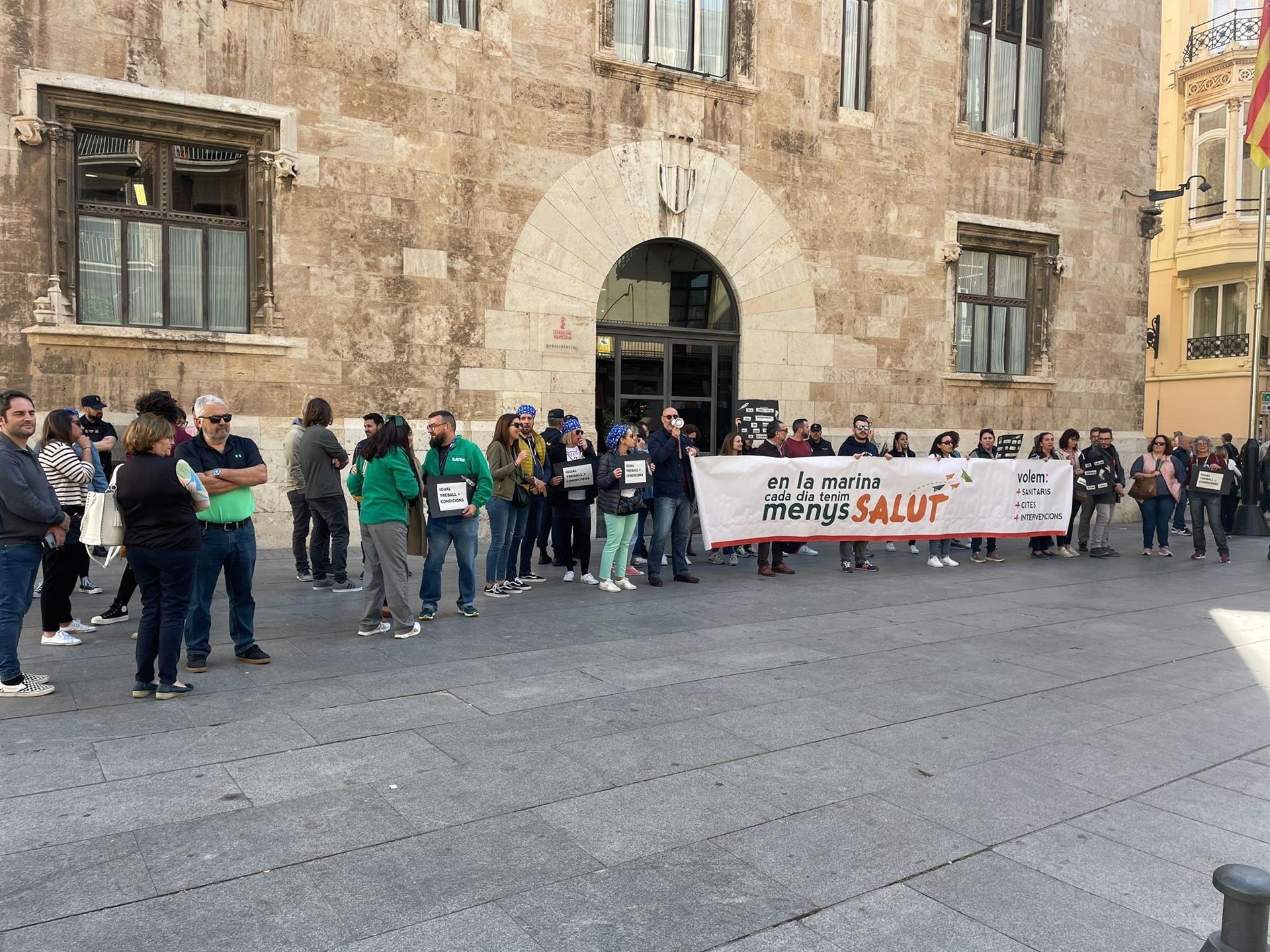 Protesta de trabajadores de Marina Salud frente al Palau de la Generalitat - Foto: EUROPA PRESS  - 