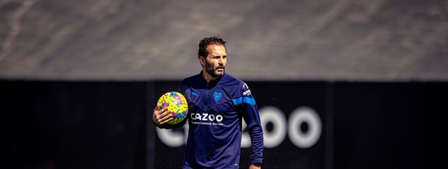 Baraja organiza un partidillo con sus pocos jugadores y canteranos