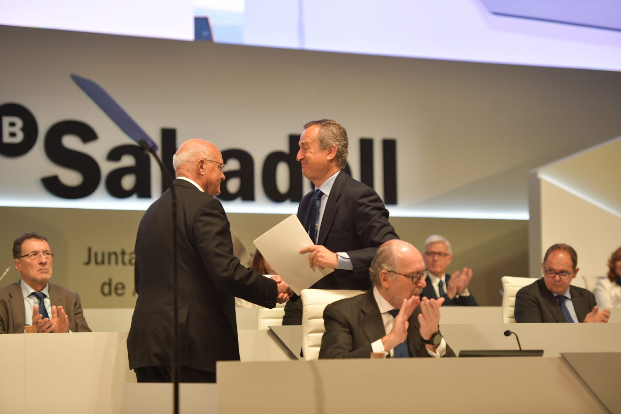 Oliu y González Bueno se saludan durante la junta de accionistas de este jueves. Fotos: RAFA MOLINA - 