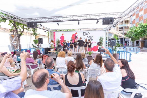 Gandia celebra la 3ª Plaça del Llibre amb 35 activitats per a tots els públics
