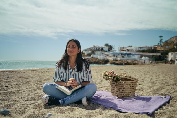 La 'superventas' valenciana Alice Kellen juega con infancia y madurez en 'Donde todo brilla'