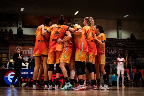 La plantilla masculina alaba la Euroliga de la femenina: “Es un orgullo”
