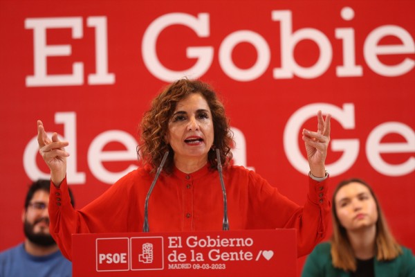 La ministra Montero arropará a Serrano en su puesta de largo como candidato a la Alcaldía