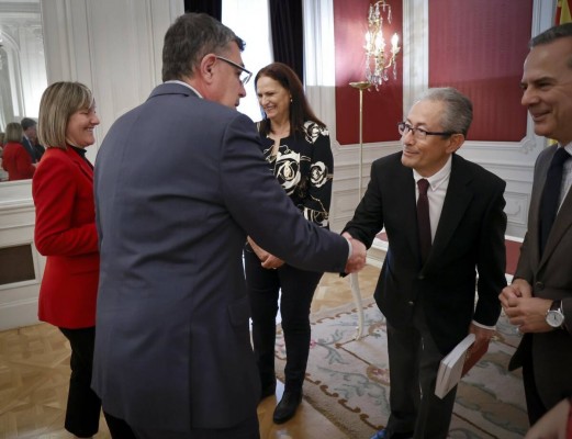 Expertos en derecho administrativo coinciden con el Síndic: la cita previa es ilegal