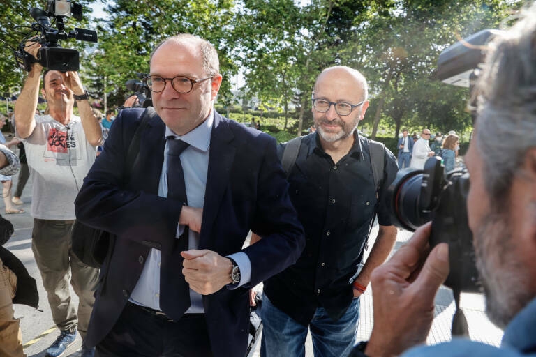 Francis Puig, junto a su abogado a las puertas de la Ciudad de la Justicia. Foto: EDUARDO MANZANA - 