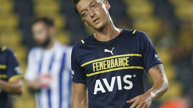 Mesut Özil cuelga las botas
