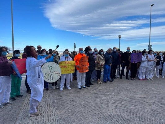 El personal laboral del área de salud de La Ribera desconvoca la huelga prevista para el día 30