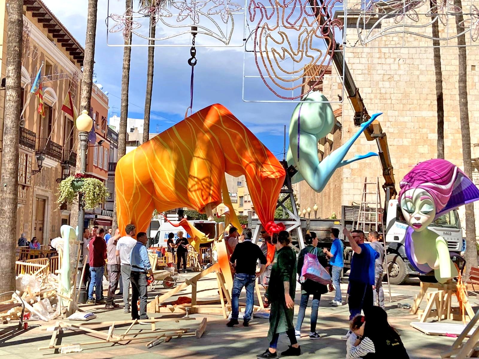 Benicarló acomiada unes Falles multitudinàries en el 50 aniversari de la celebració