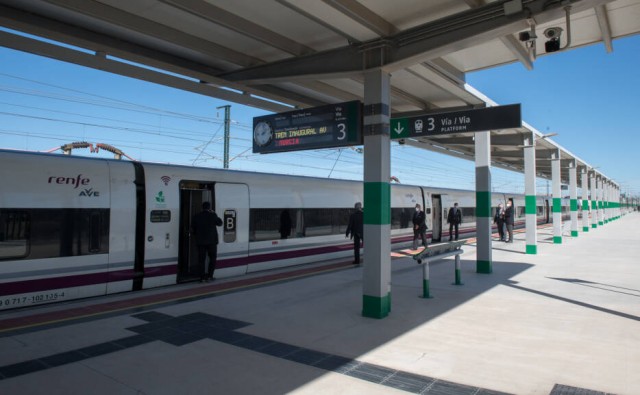 Infraestructuras en Elche: los nuevos vehículos para el Cercanías, cuando se electrifique, aún sin plazo