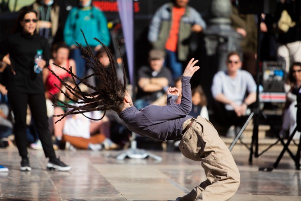 València dice adiós a las carpas falleras y da la bienvenida a la danza contemporánea