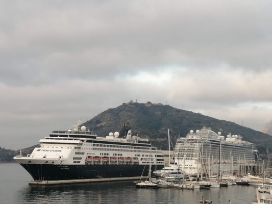 Vasco de Gama y Enchanted Princess, primera doble escala de cruceros este año en el Puerto de Cartagena