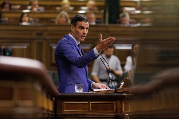 Sánchez afea a Tamames aceptar ser candidato en una moción de los 