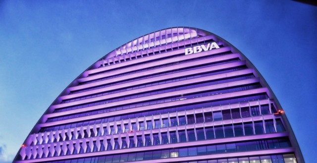 Qué hacer con las acciones del BBVA tras el durísimo castigo sufrido en bolsa