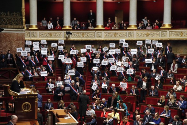 El Gobierno francés supera las dos mociones de censura
