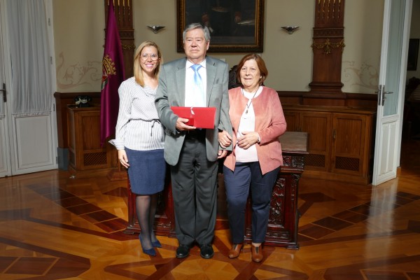 Manuel Ponce recibe, tres años después, la insignia de Procesionista del Año 2020