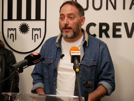 El portavoz de L'Esquerra en Crevillent Josep Candela Muñoz entrega su acta de concejal