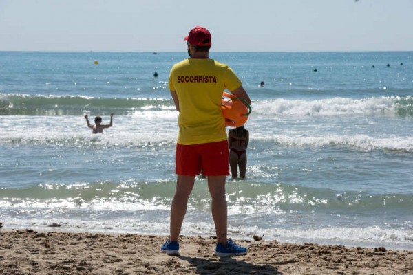 Alicante garantiza el socorrismo en playas con una prestación de emergencia en Semana Santa