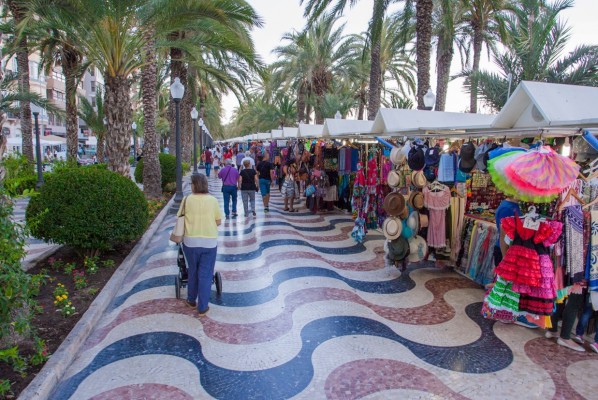Alicante ratifica en pleno el traslado de los mercadillos de la Explanada y Playa San Juan
