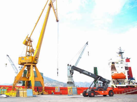 El Puerto, ajeno a los vaivenes de sus directivos, sigue creciendo y supera los seis millones de toneladas en dos meses