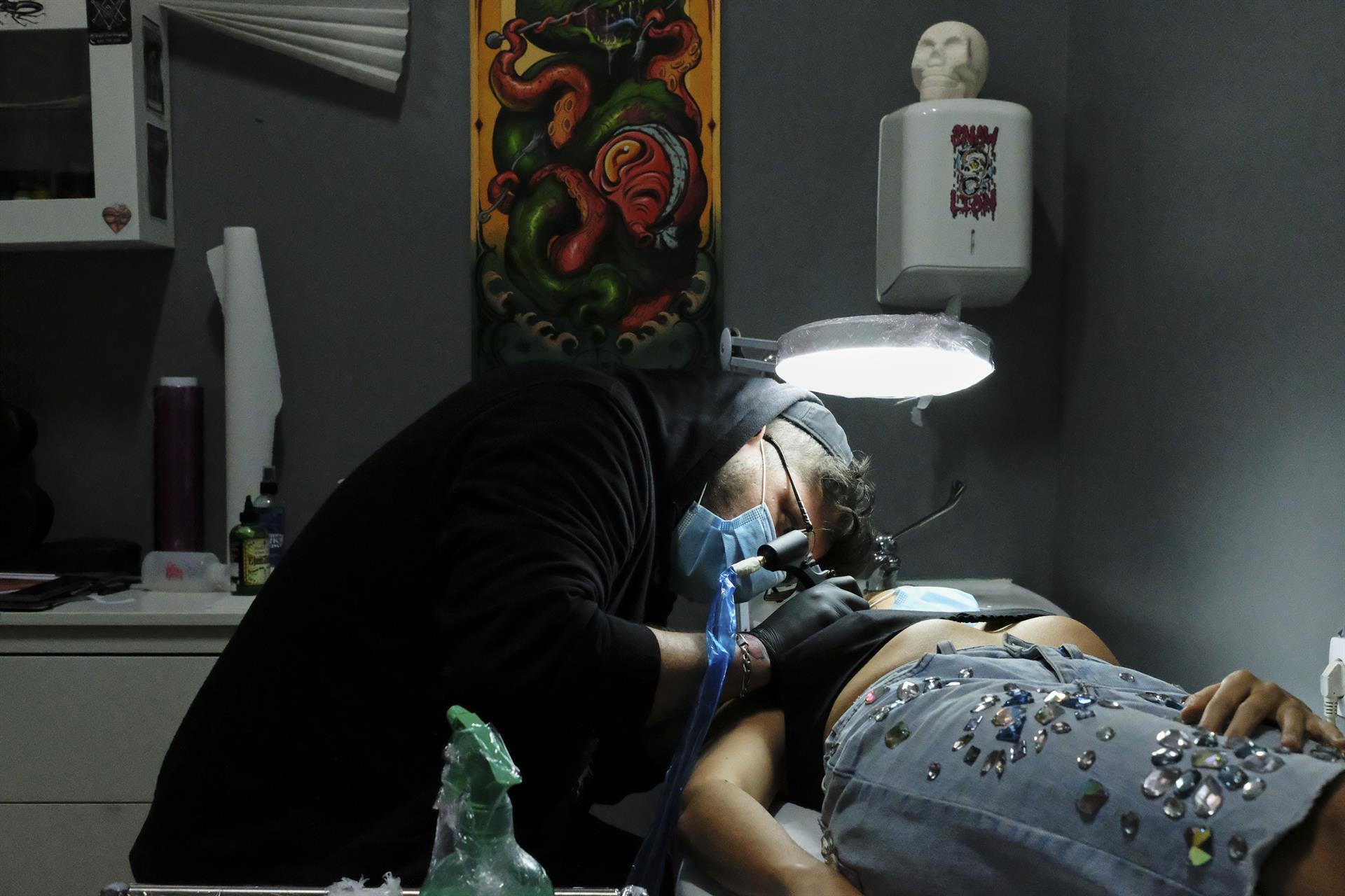 Un real decreto garantizará la seguridad del maquillaje permanente o los tatuajes
