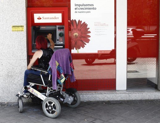 El Gobierno aprueba un real decreto para garantizar el acceso de personas con discapacidad a servicios públicos