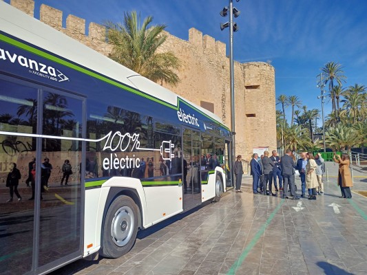 Elche ya tiene el primer bús eléctrico de su flota y prepara medidores de aire para la Zona de Bajas Emisiones