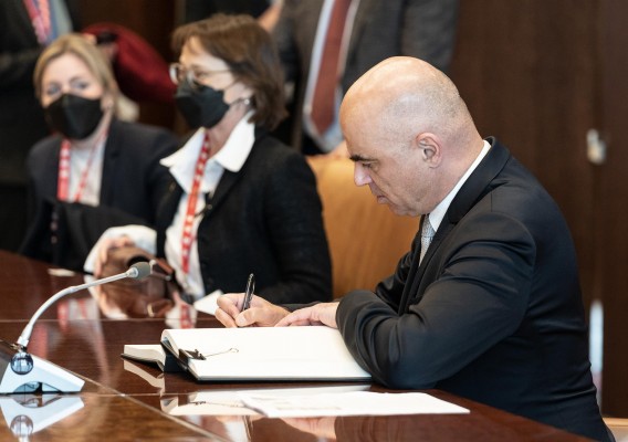 El banco suizo UBS compra Credit Suisse por 3.000 millones de euros