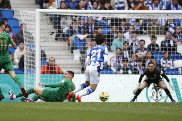 El Elche se beneficia de falta de puntería de la Real Sociedad en el primer tiempo