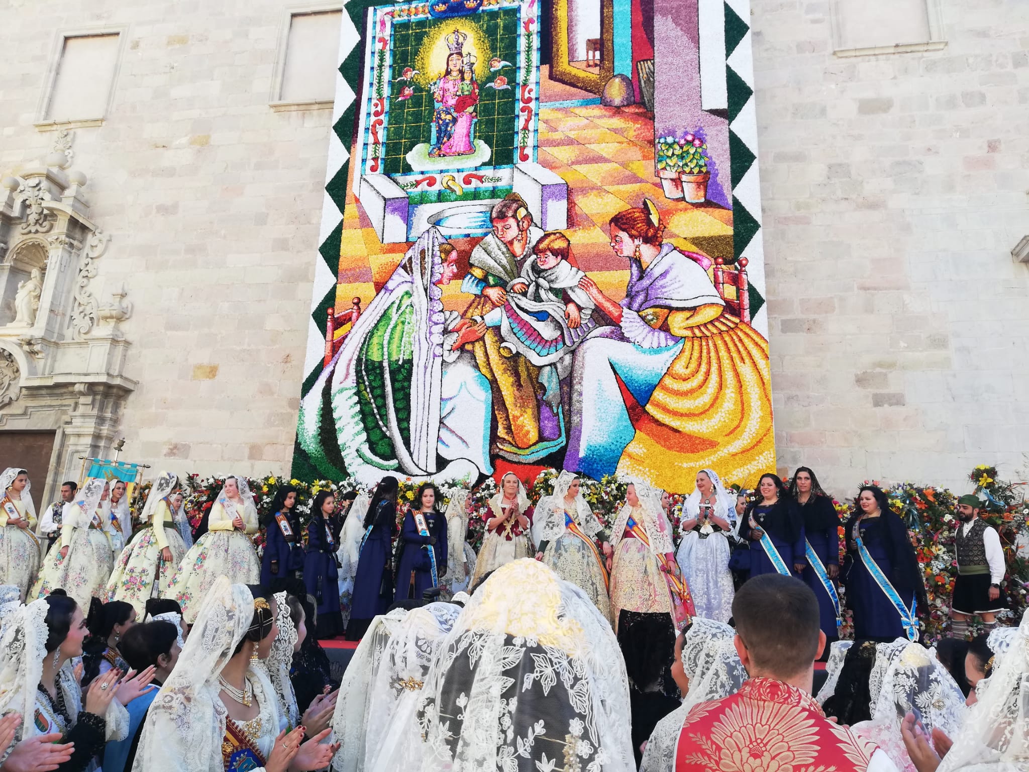 La tradicional 'Ofrena' y la 'Cremà' culminan las Fallas de Burriana 2023