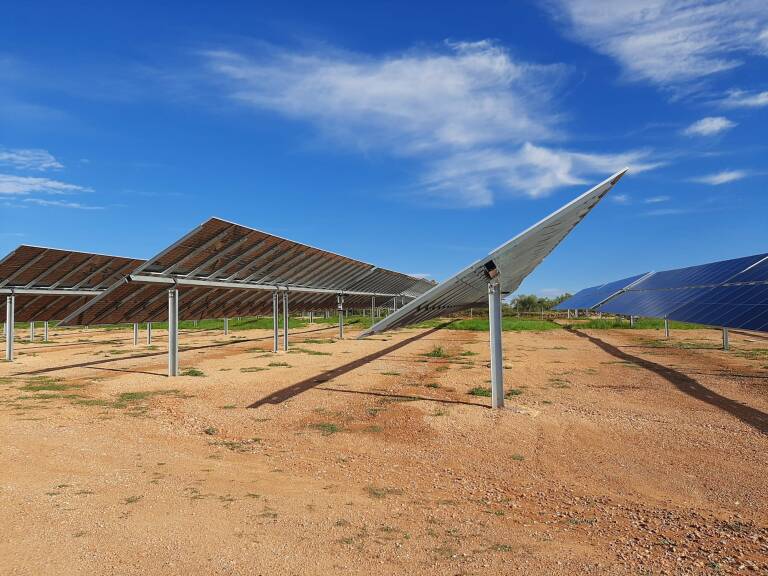 Tres hectáreas y 10.200 módulos: la planta solar que impulsa la valenciana V3J en Soneja