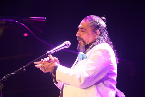 'El Cigala' levanta al público del Teatro Mónaco de Onda con el mítico disco 'Lágrimas negras'