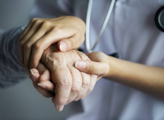 La lista de espera de dependencia baja en 1.255 personas en 2022, un 10,6 %